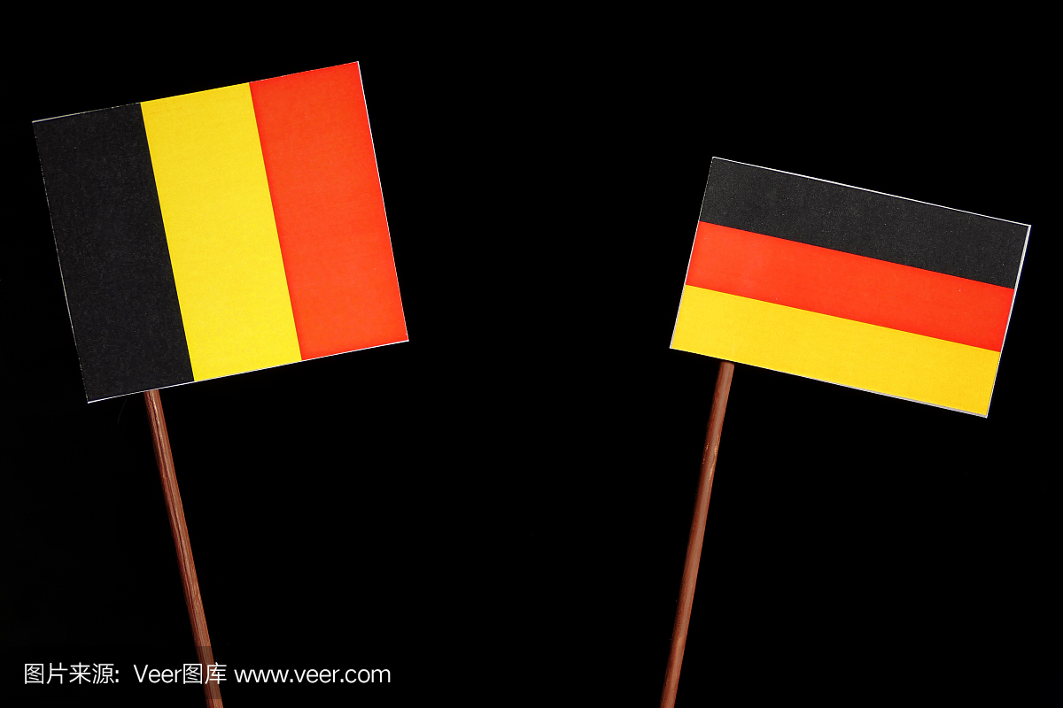 与黑色背景隔绝的德国国旗的比利时国旗