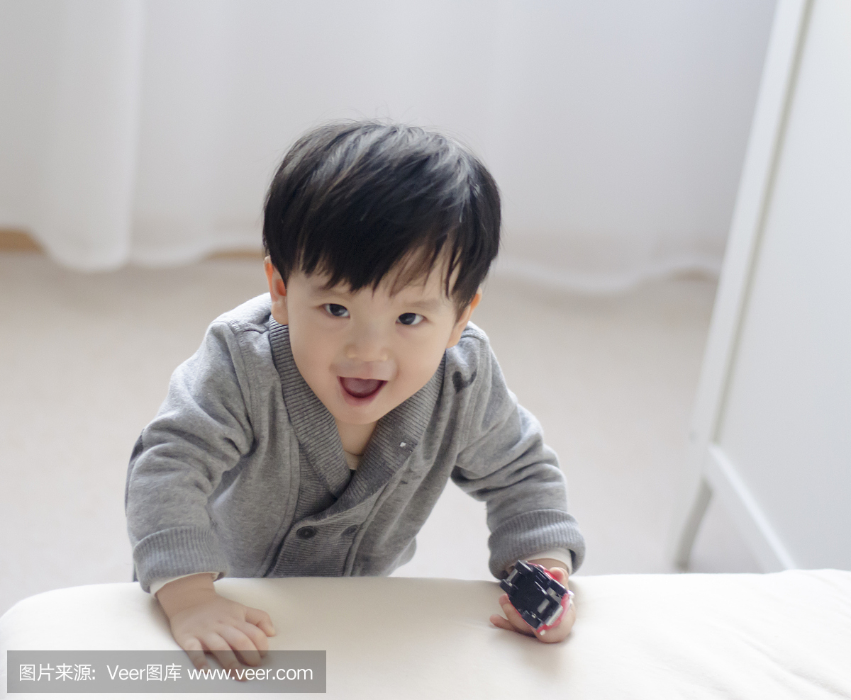 亚洲男婴玩玩具车