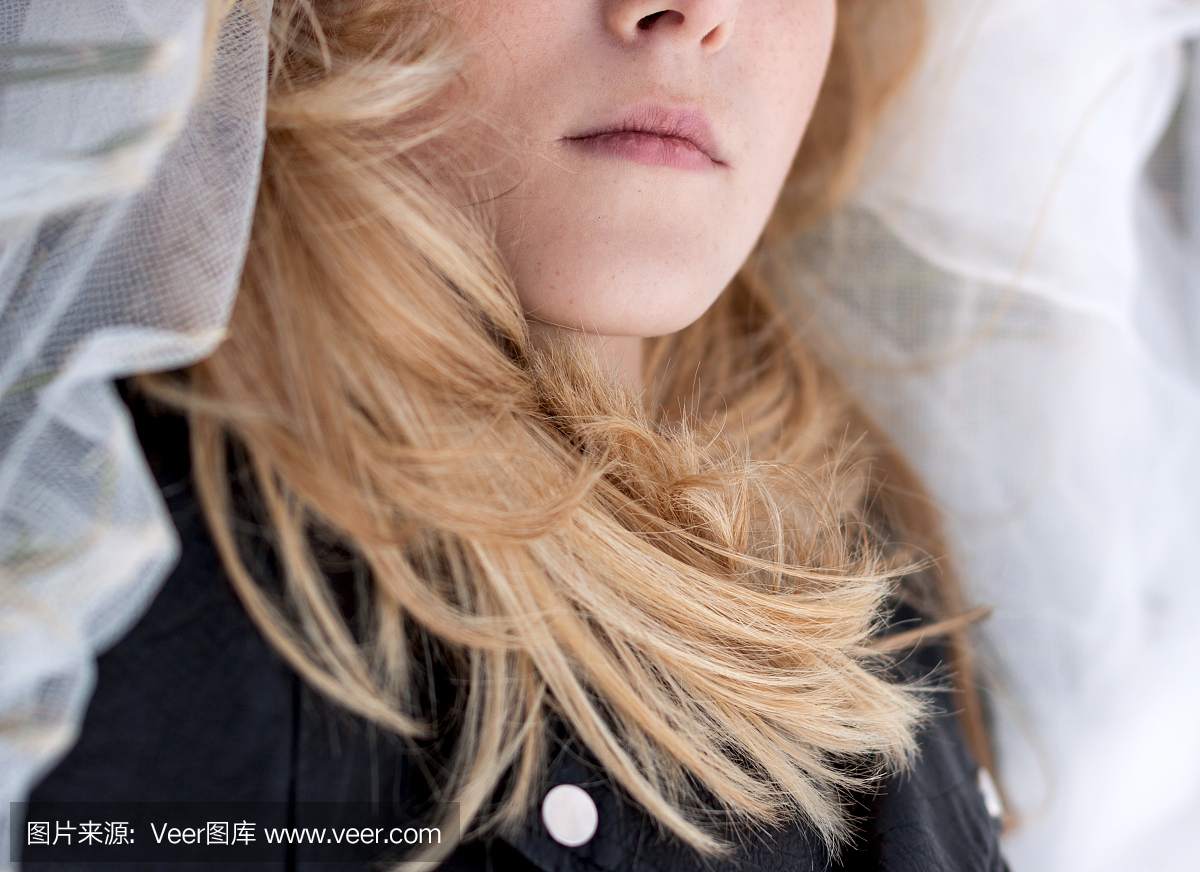 一个美丽的白色金发女孩在她脸上的雀斑的肖像