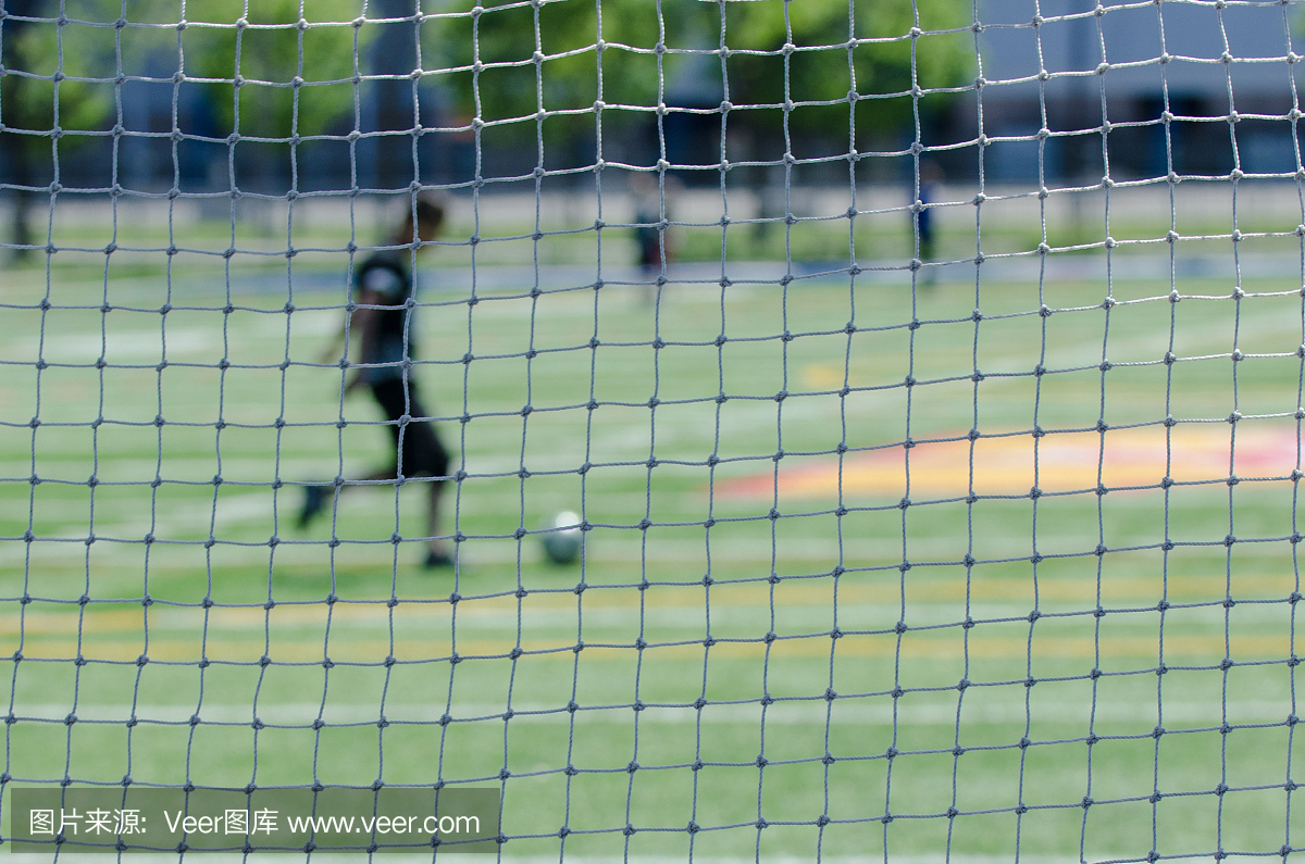 足球运动员的目标网在他们面前