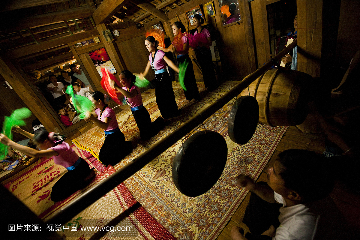白色泰国人在马洲村举行夜间表演。