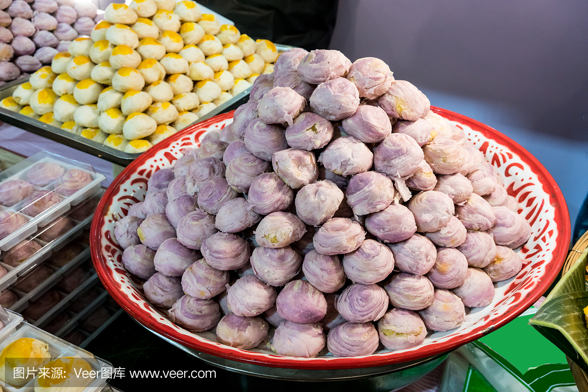 中国糕点充满绿豆和紫山药酱和咸蛋。传统托盘