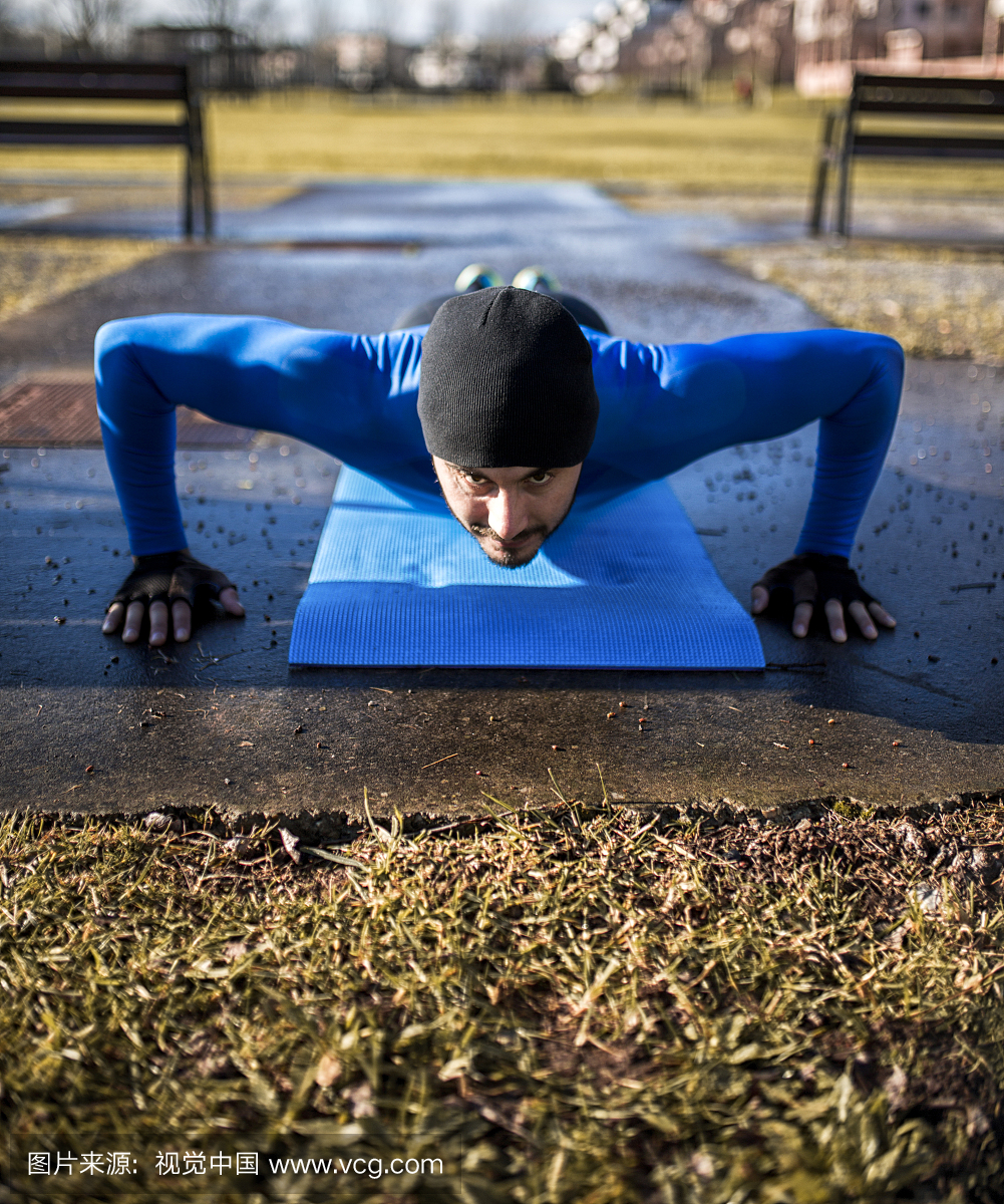 西班牙,希洪,运动员在公园做俯卧撑