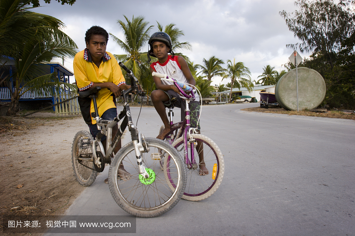 托雷斯海峡岛民的男孩们用自行车。