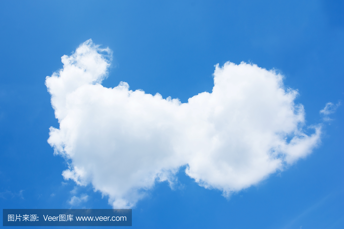 云看起来像天空背景上的狗
