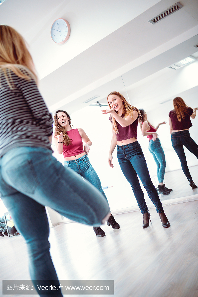 第一次在健身房里穿着高跟鞋的美丽女性