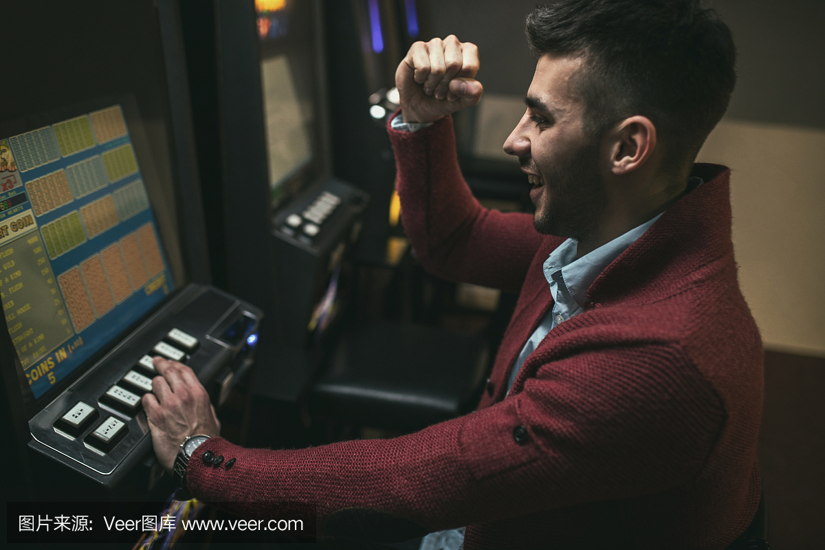 快乐的人在赌场的老虎机上赢钱。