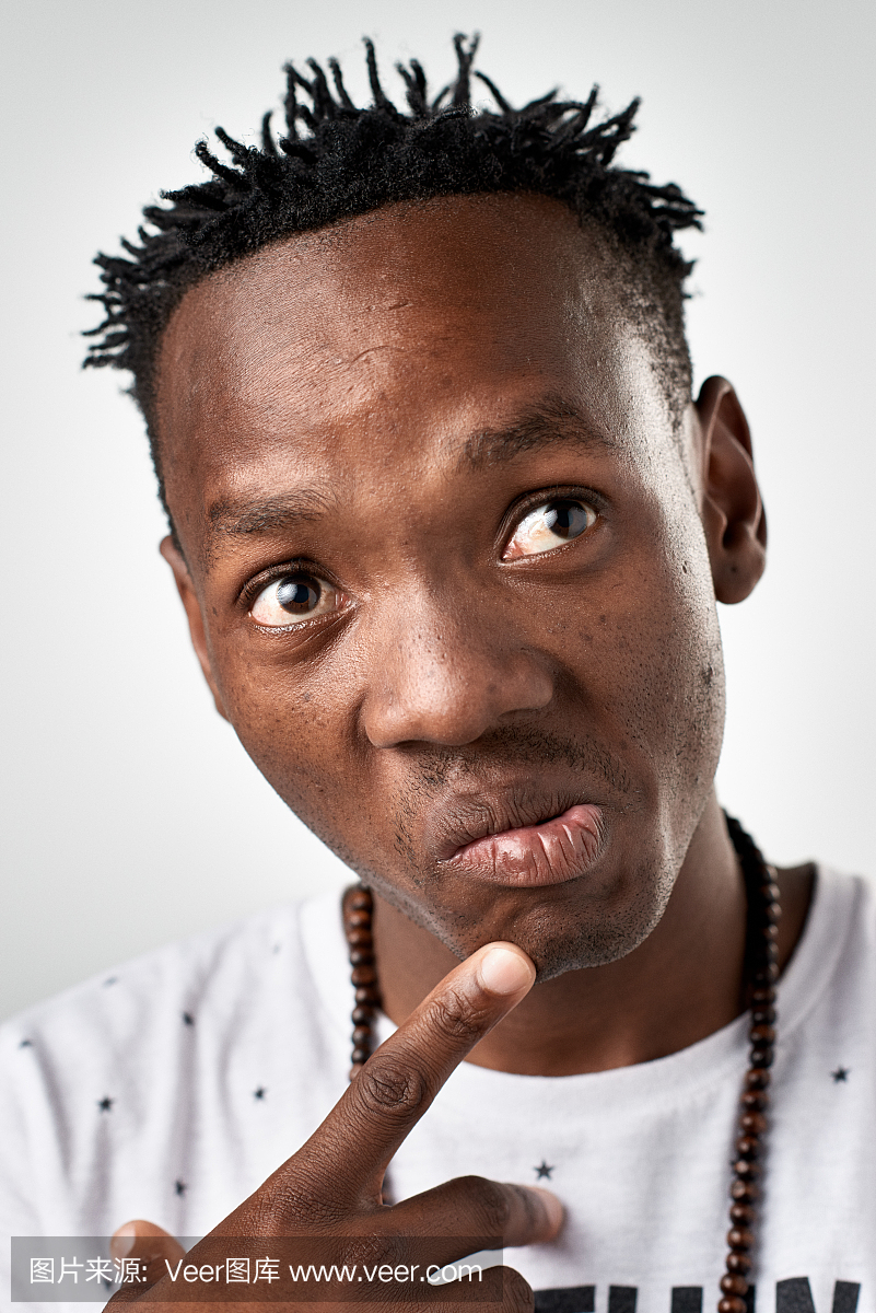 非洲人制作愚蠢乐趣表达的演播室画象