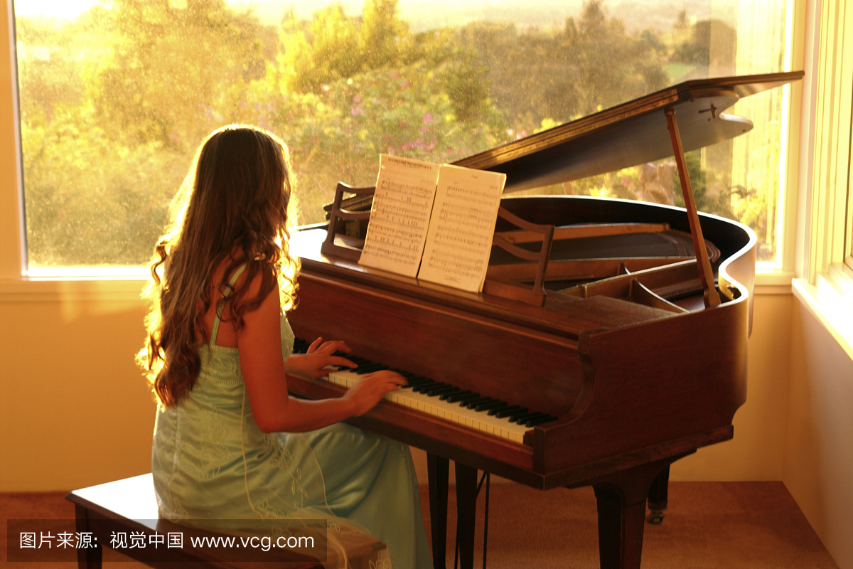 十几岁的女孩弹钢琴