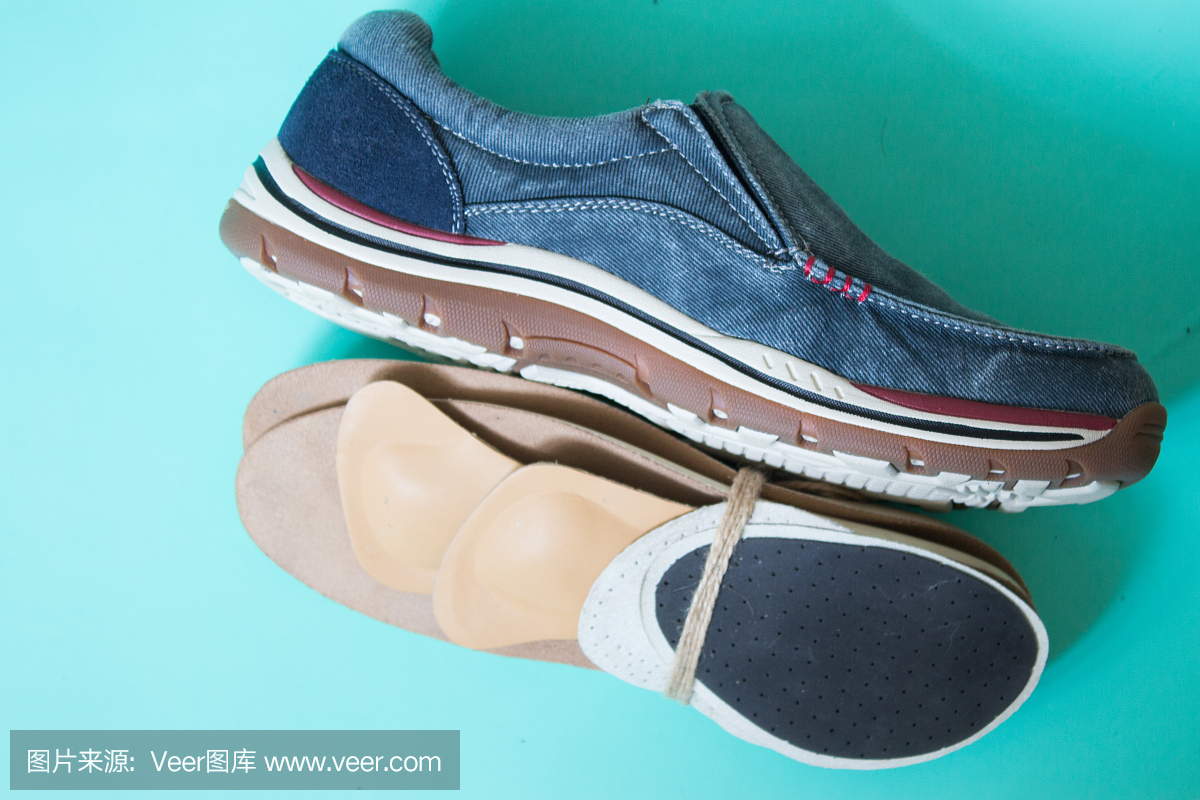 带矫形鞋垫的跑步鞋。体育和健身。中性背景。