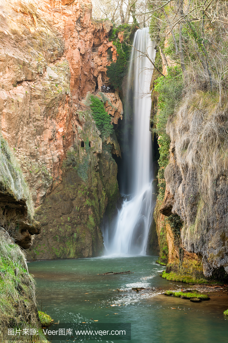 在西班牙萨拉戈萨的'monasterio de piedra'瀑布