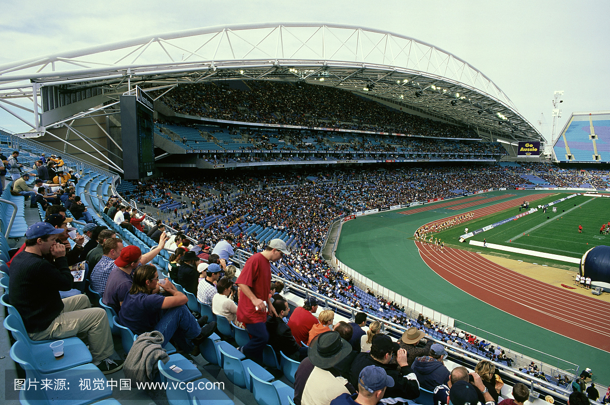 观众在澳大利亚体育场(美式足球比赛,1999)
