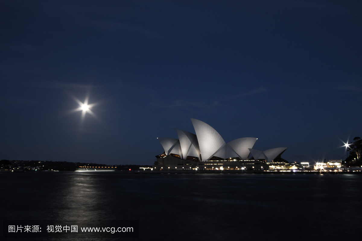 悉尼歌剧院在满月的光芒下