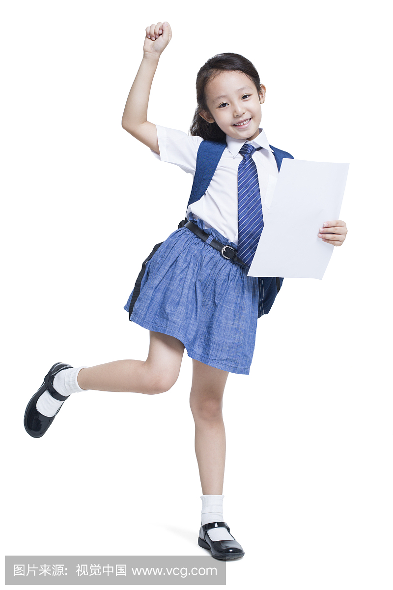 快乐的小学生拿着成绩单