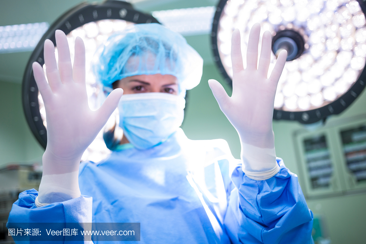 女外科医生的肖像显示手术手套