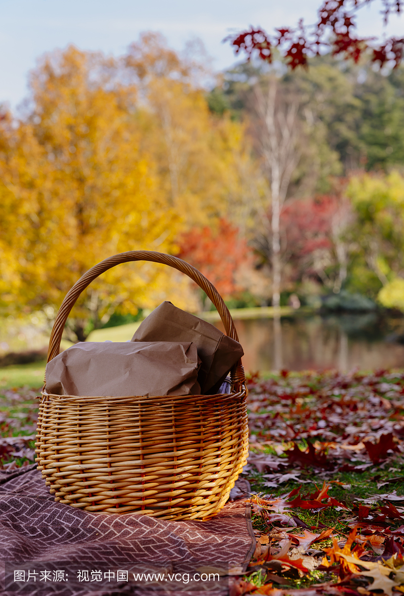秋天在澳大利亚维多利亚州马其顿山的野餐篮