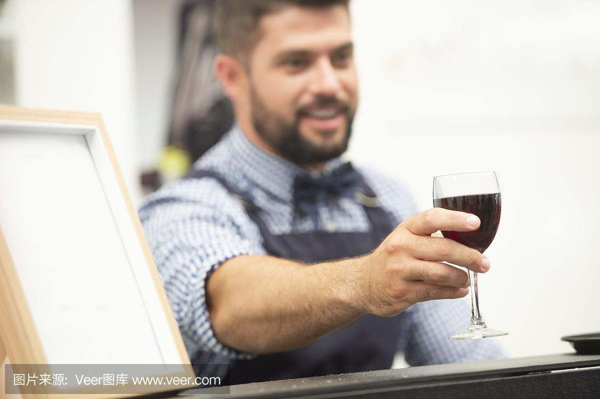 澳大利亚男服务员服务葡萄酒