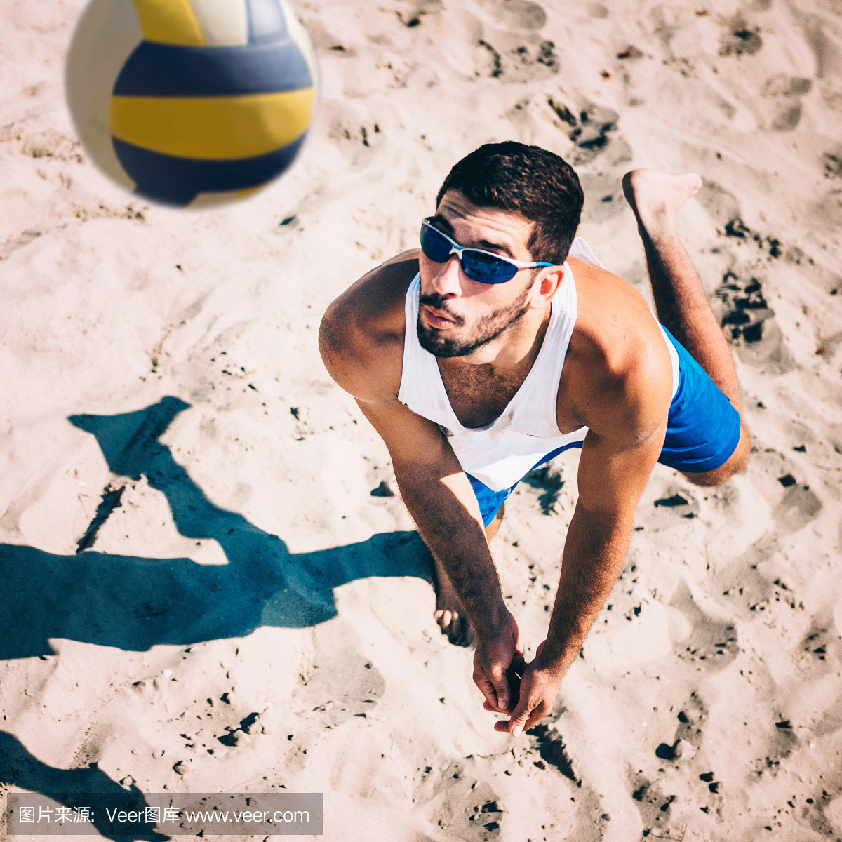 沙滩排球运动员接球,动作射击