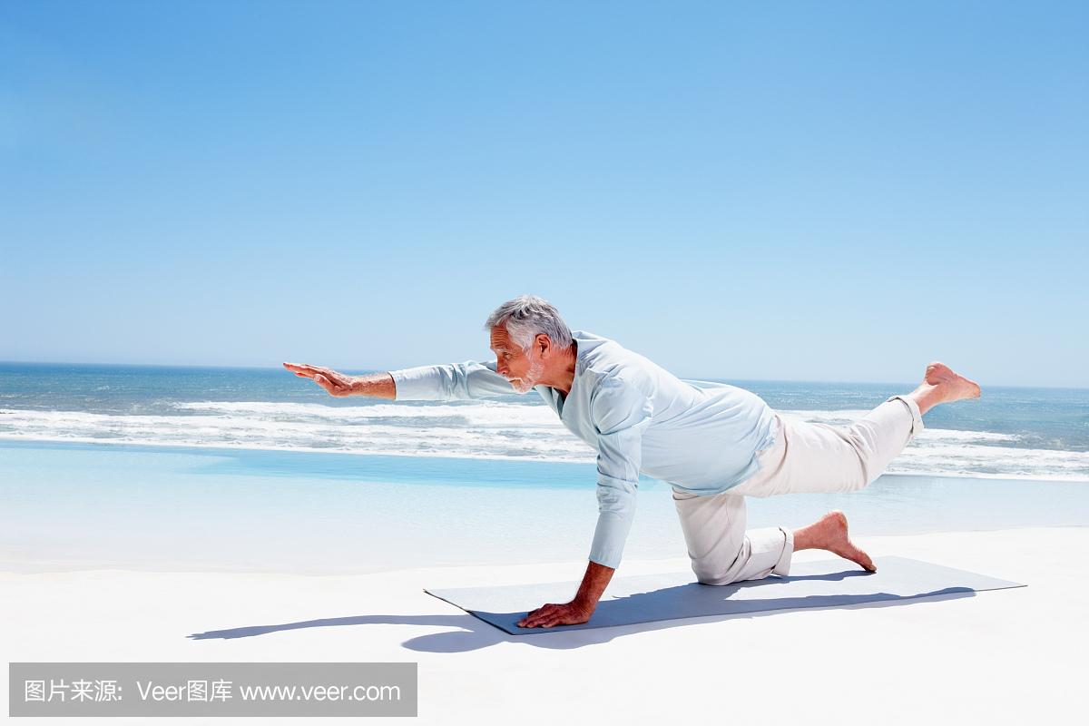 适合在沙滩上锻炼瑜伽的老人
