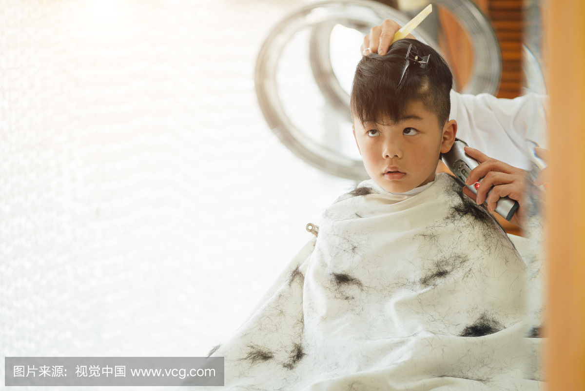 一个中国男婴在古怪的时刻切割头发
