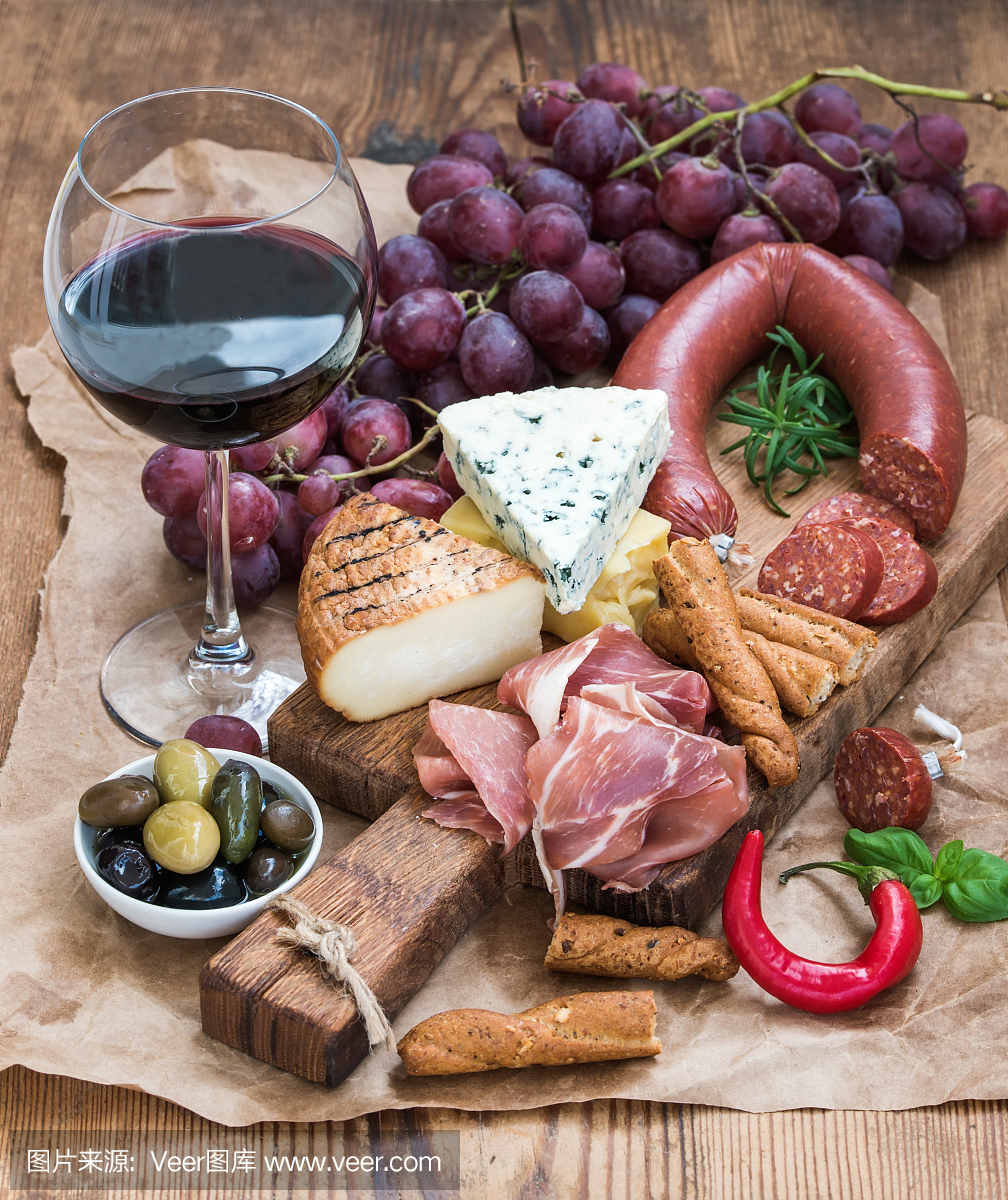 一杯红酒,奶酪和肉板,葡萄,无花果,草莓,蜂蜜,面