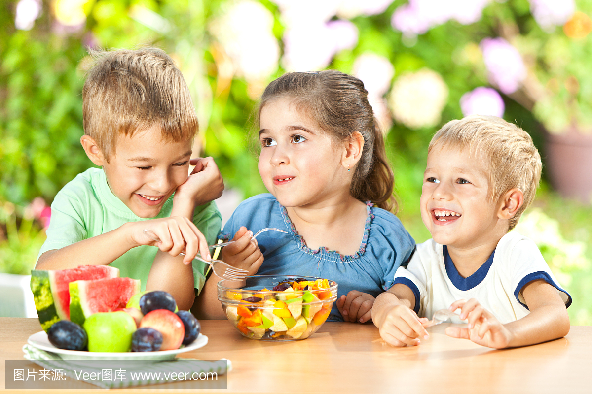 孩子吃健康零食户外