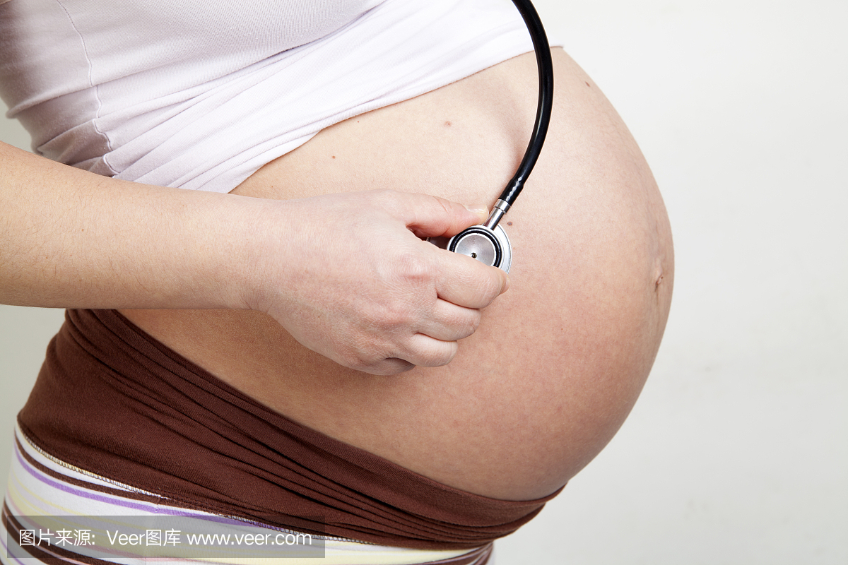 孕妇用听诊器听她的肚子