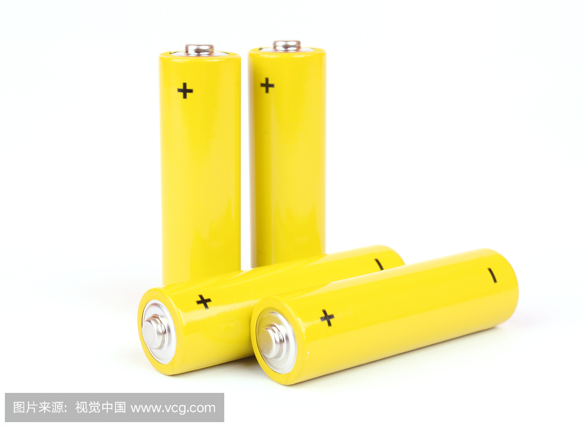 在白色背景上的四个黄色电池的特写