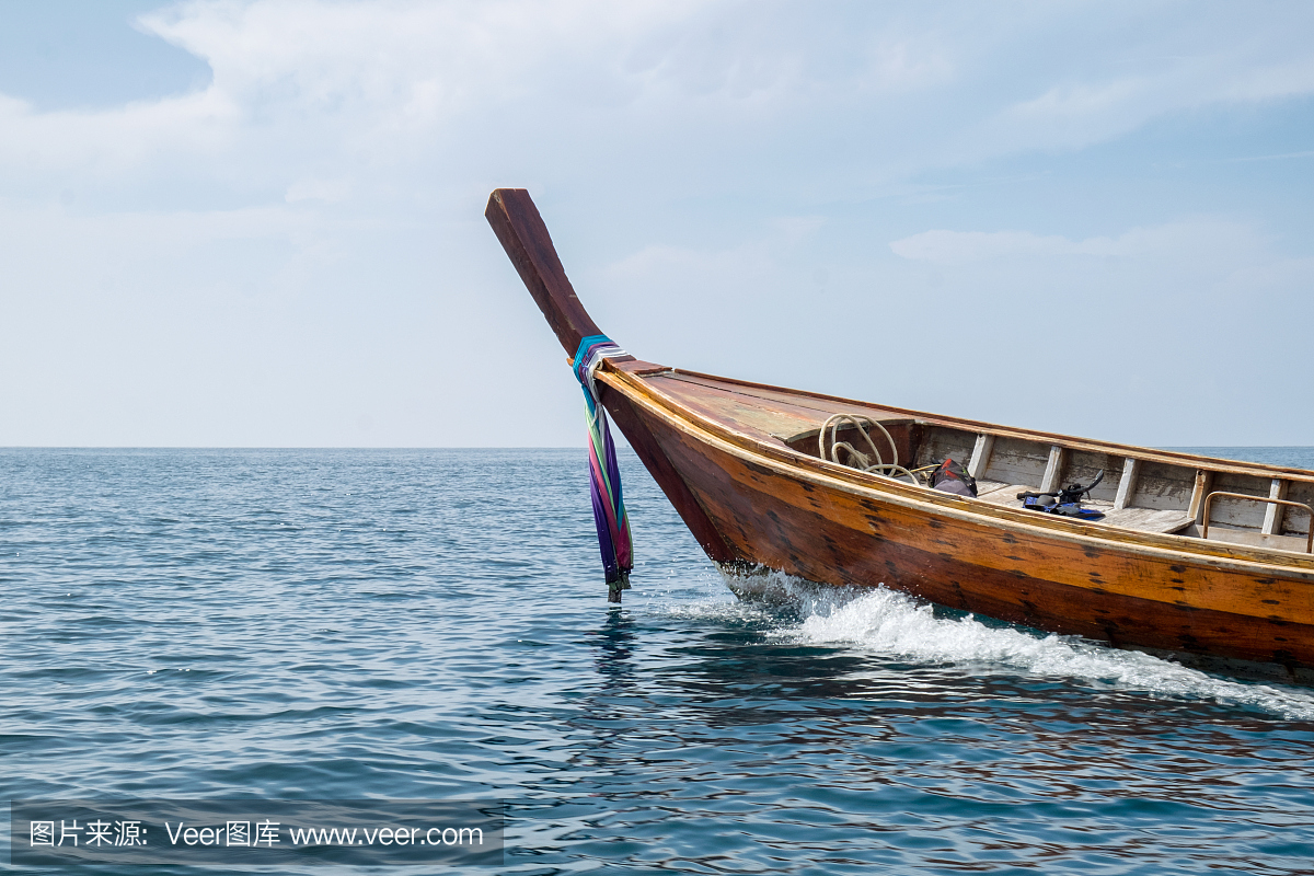 长尾木船在海上航行