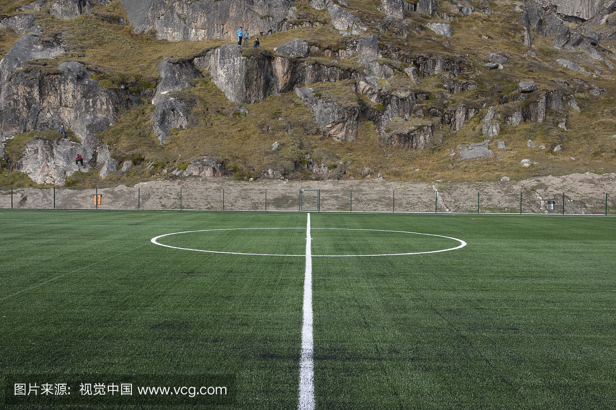 孩子们和格陵兰省Qaqortoq的一个新的足球场