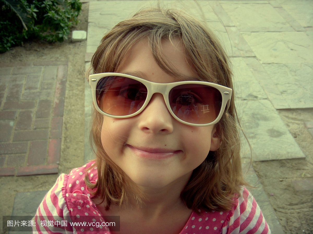 可爱的小孩带着太阳眼镜