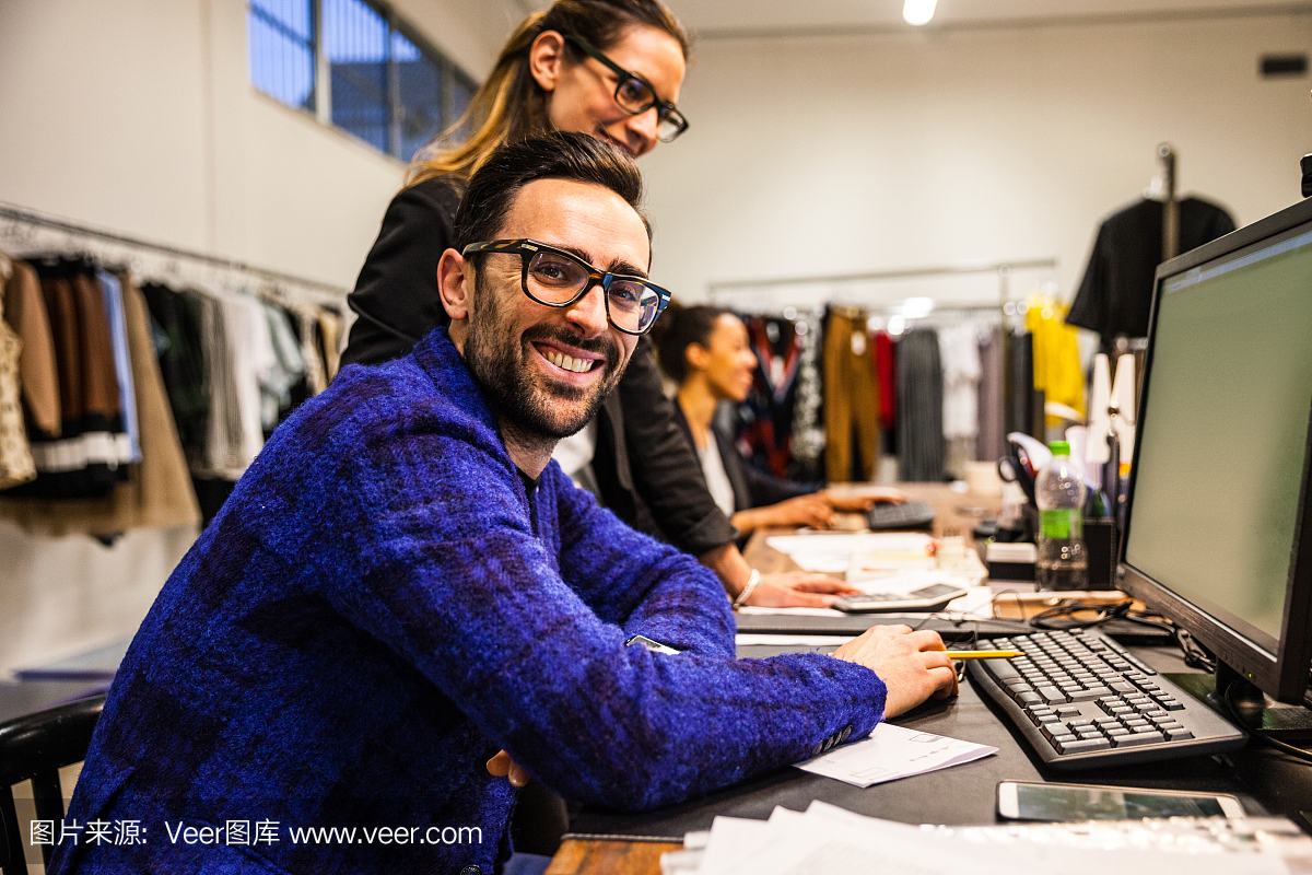 新商务服装店,团队在办公室工作