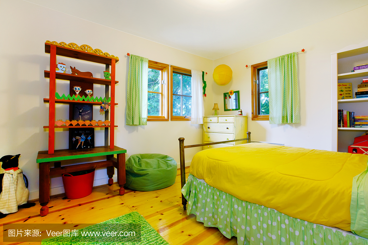 带黄色床上用品的幼儿床的多彩内饰。