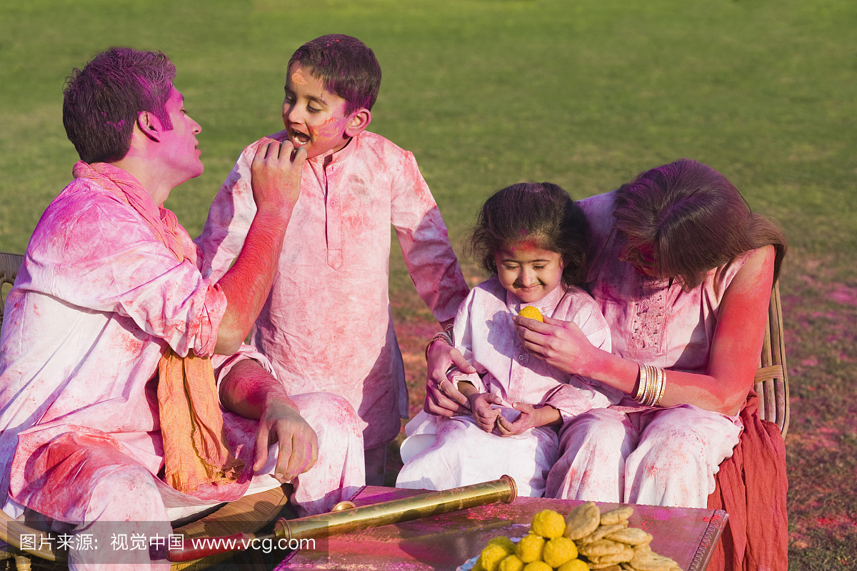家庭与传统的印度美食庆祝Holi
