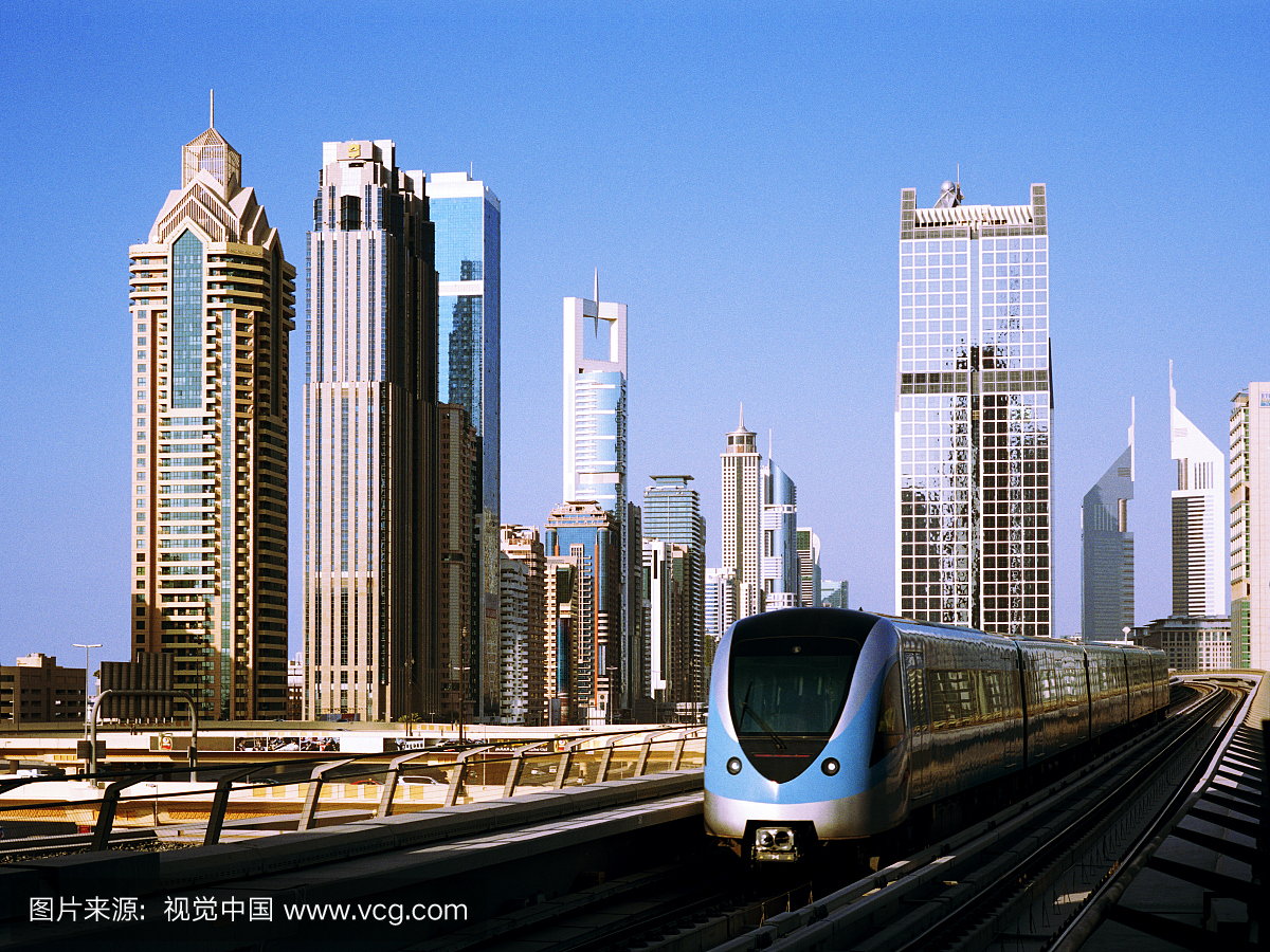 迪拜地铁与城市天际线后面