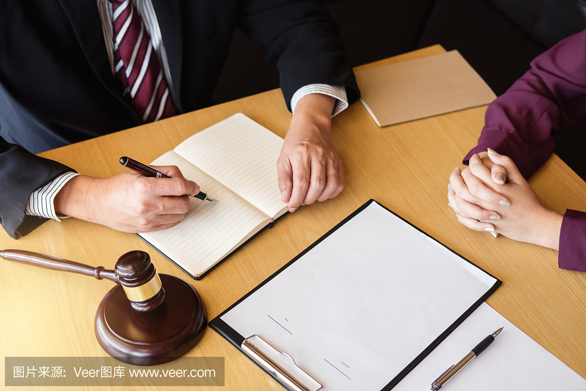 良好的合作,男性律师和商业客户之间的咨询,税