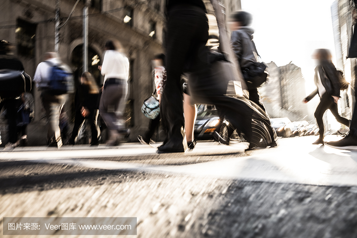 在加拿大多伦多高峰时间的交通 - 穿越人群