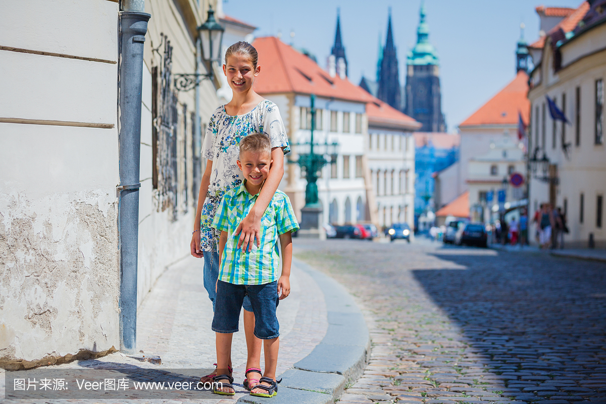 两个可爱的孩子在布拉格