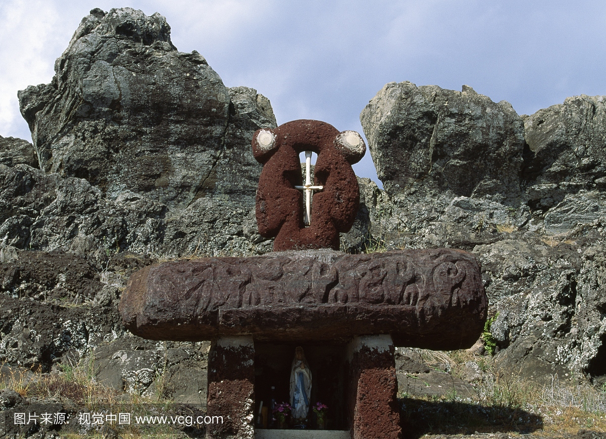祭坛与圣母玛利亚十字架和雕像使用Moai巨石