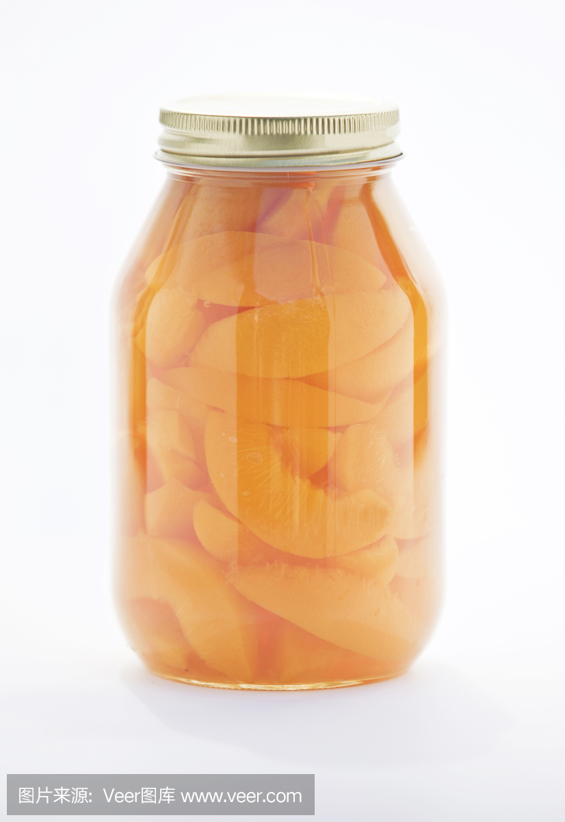 一罐装罐子里的自制保存桃子在白色背景上