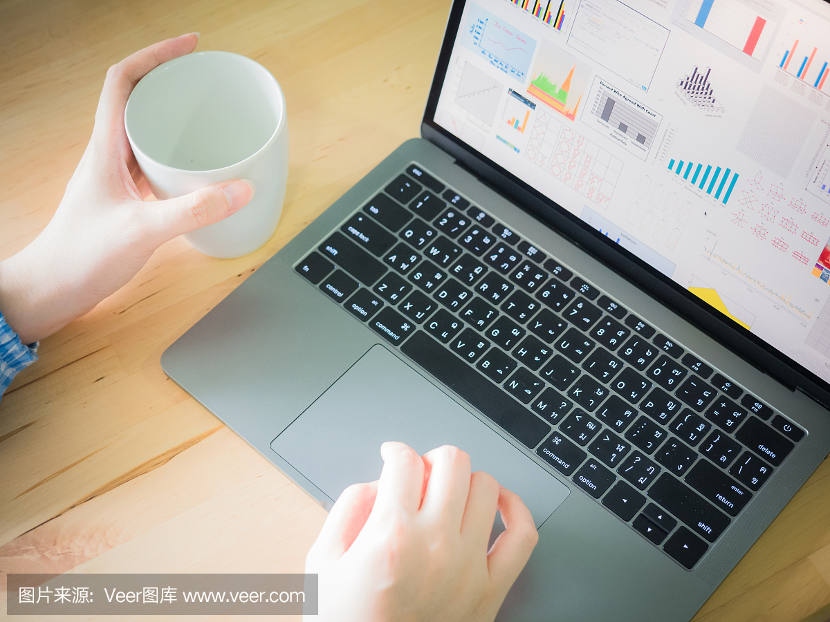 蓝色的布料举行杯子和搜索数据和检查互联网金