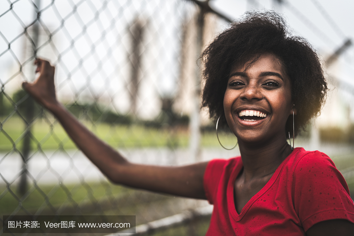 非洲球迷看足球比赛