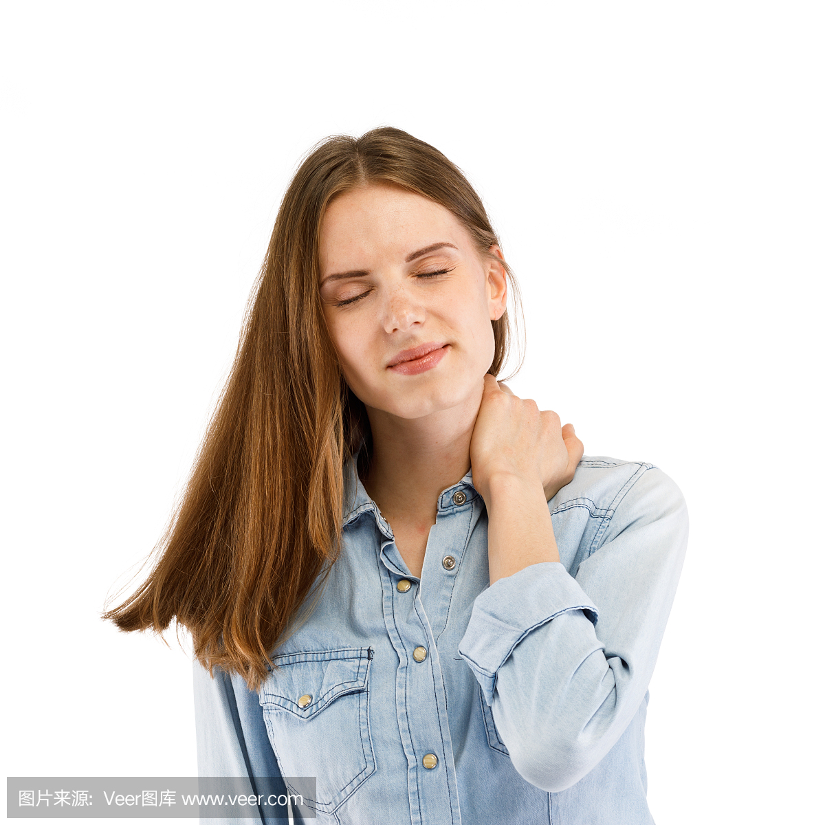 按摩在白色背景隔绝的脖子痛的妇女