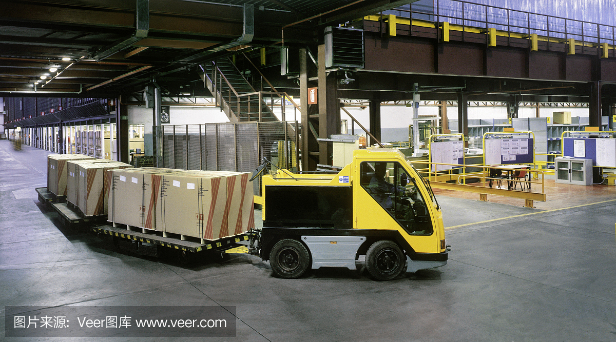 在意大利工业仓库运送包装箱的平台车