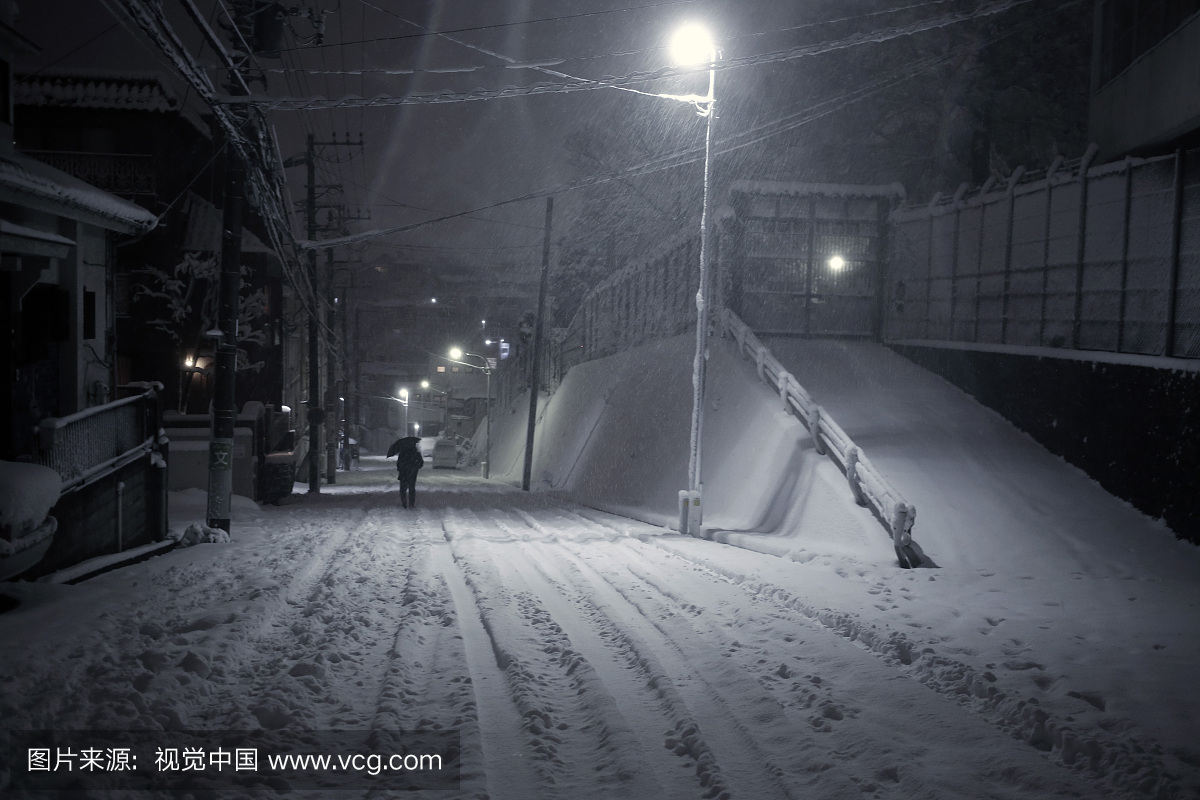 在下雪的时候,在午夜的水道街
