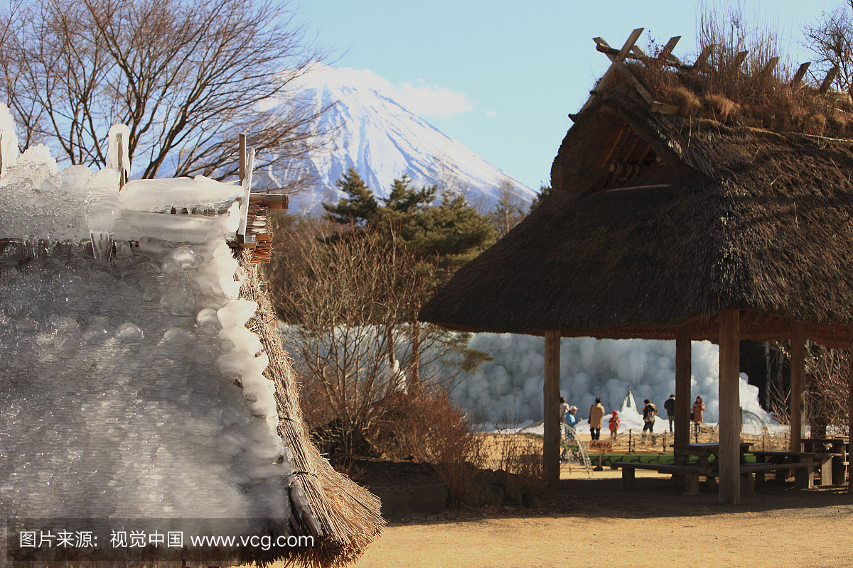 日本,2011年1月30日,日本富士山富山屋顶的农
