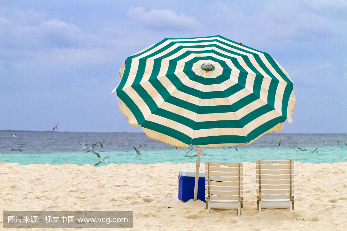 沙滩椅和伞,马德里斯岛。