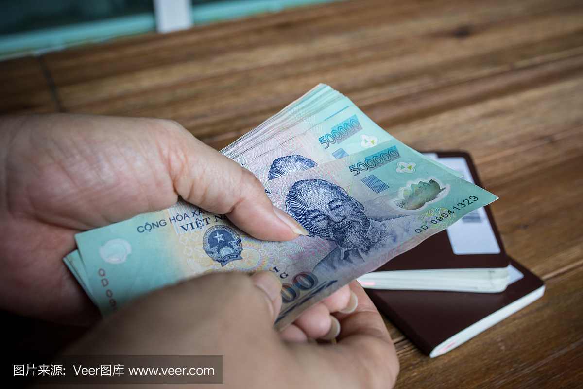 在妇女手上的越南银行钞票