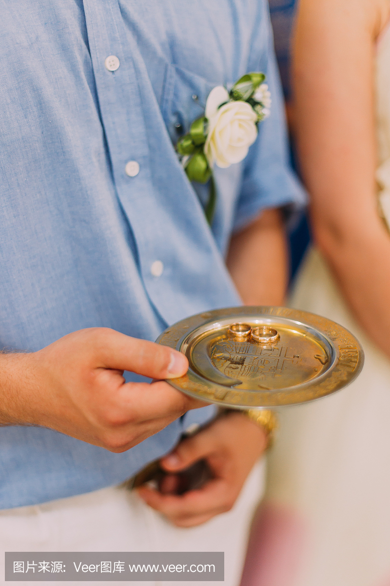 仪式上的金牌上的两个结婚戒指都是最好的