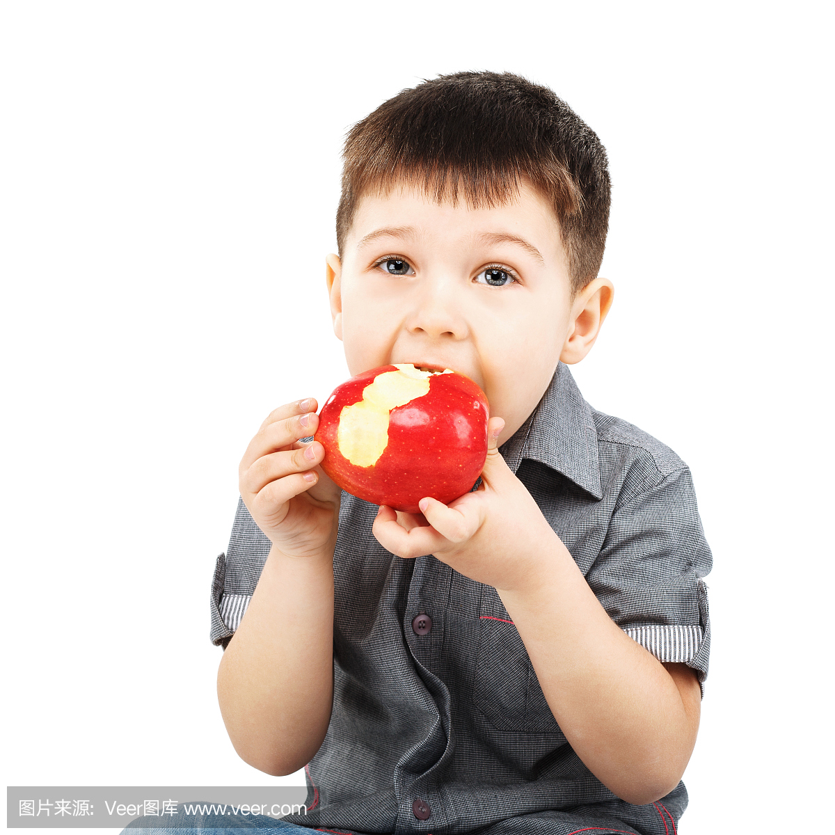 吃红苹果的小男孩的特写肖像